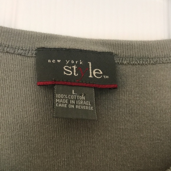 🤩 New York Style Scoop Neck Olive Green Tee 🤩 - Picture 2 of 3